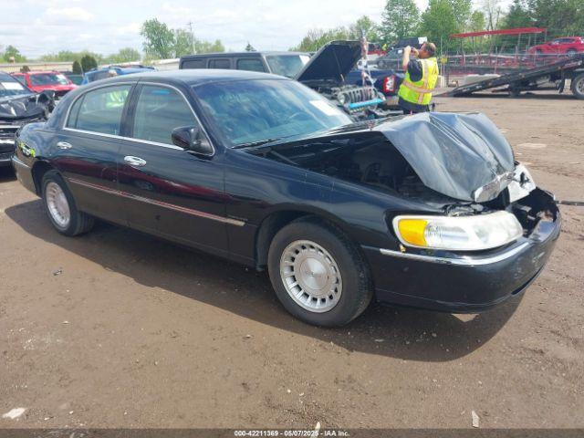  Salvage Lincoln Towncar
