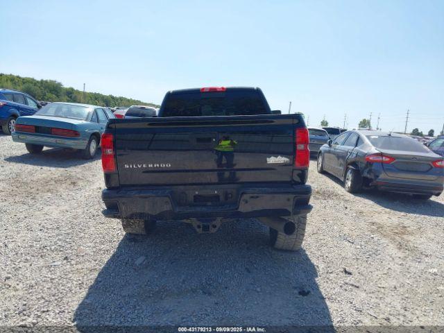 Chevrolet Silverado 2500 High Country Image 2