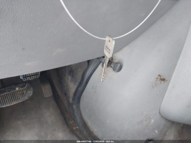 Ford E-150 Commercial Image 9