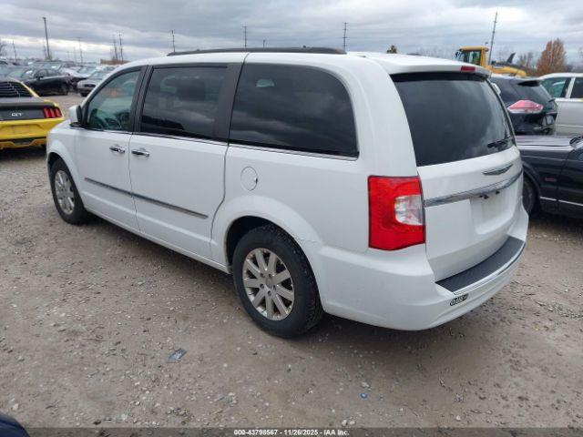 Chrysler Town & Country Touring Image 6