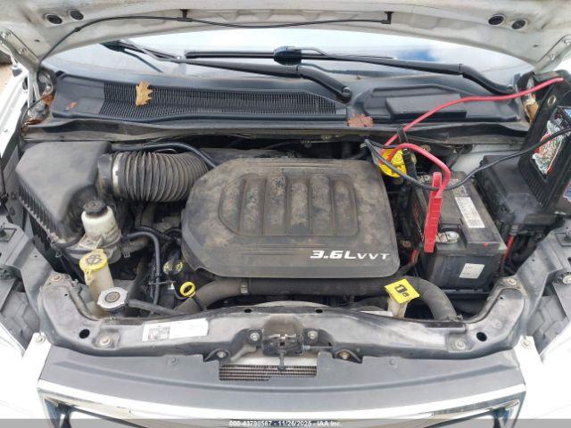 Chrysler Town & Country Touring Image 4