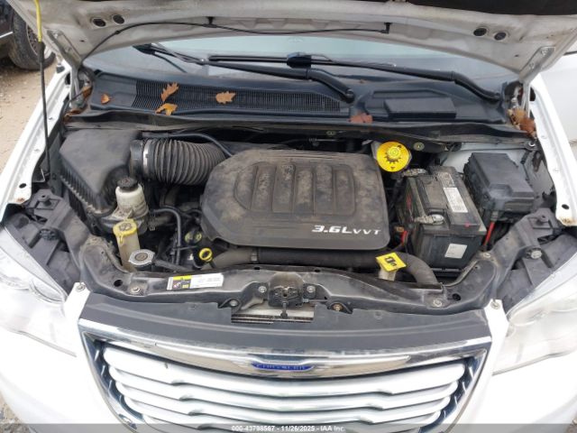 Chrysler Town & Country Touring Image 12