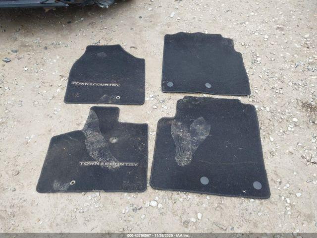 Chrysler Town & Country Touring Image 11