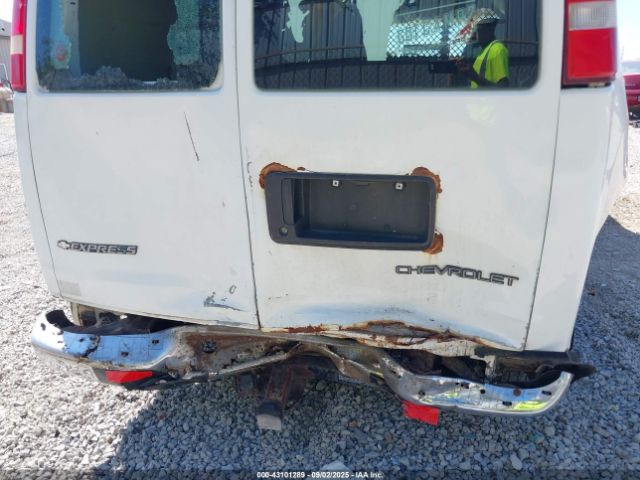 Chevrolet Express Image 14