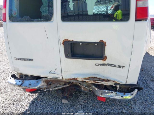 Chevrolet Express Image 14