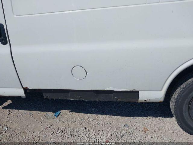 Chevrolet Express Image 15