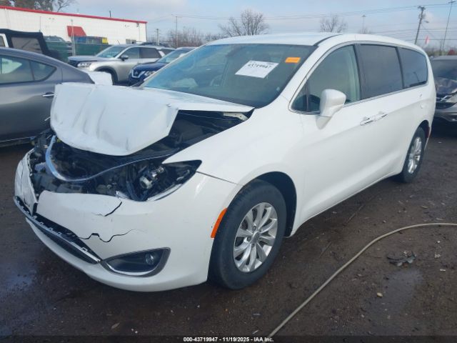 Chrysler Pacifica Touring Plus Image 2