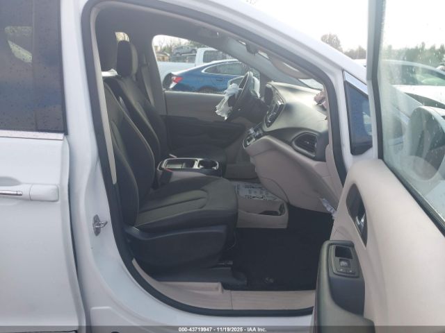 Chrysler Pacifica Touring Plus Image 7