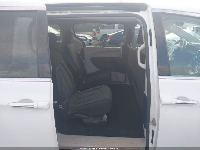 Chrysler Pacifica Touring Plus Image 4