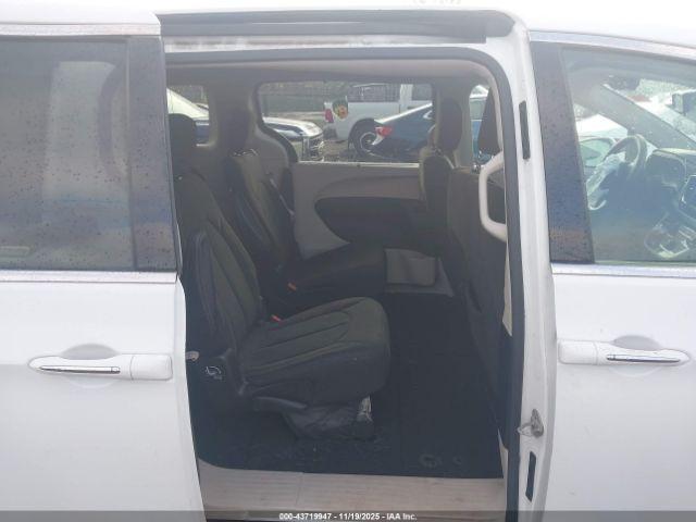 Chrysler Pacifica Touring Plus Image 4