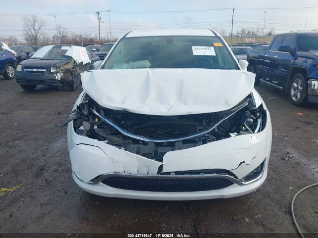 Chrysler Pacifica Touring Plus Image 6