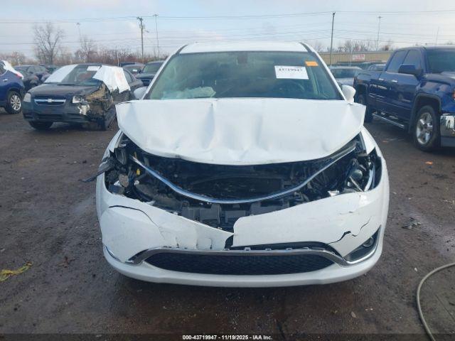 Chrysler Pacifica Touring Plus Image 6