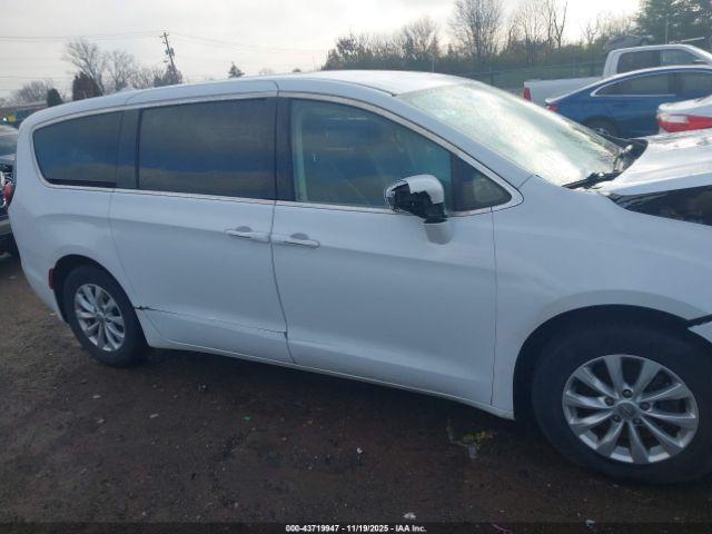 Chrysler Pacifica Touring Plus Image 13