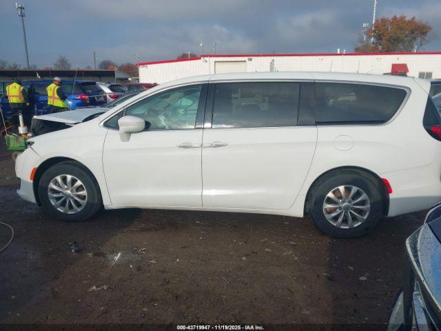 Chrysler Pacifica Touring Plus Image 11