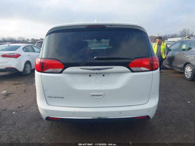 Chrysler Pacifica Touring Plus Image 9