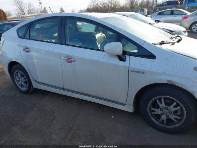 Toyota Prius Four Image 9