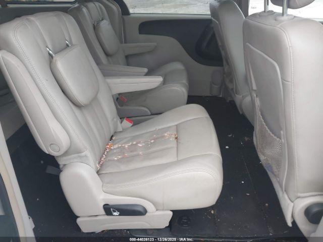 Chrysler Town & Country Touring Image 6