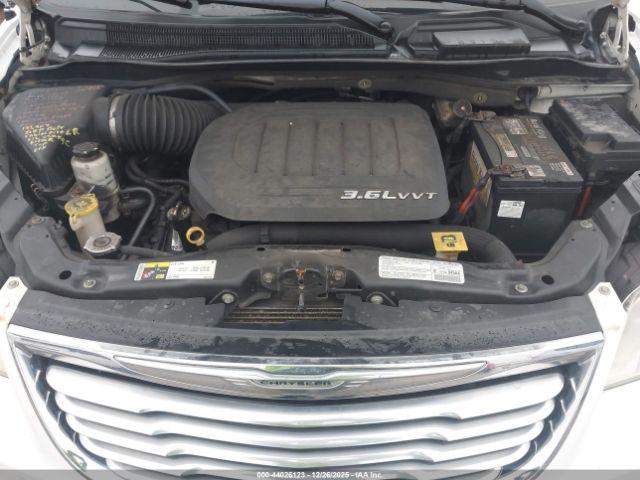 Chrysler Town & Country Touring Image 10