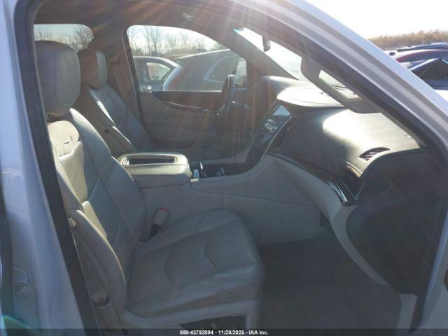 Cadillac Escalade Standard Image 4