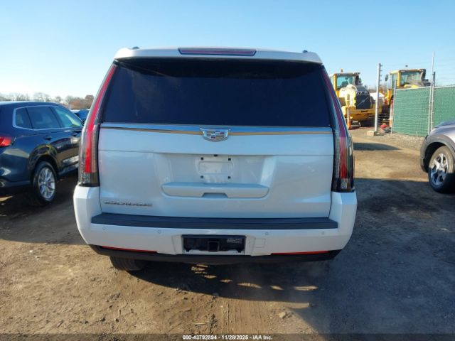 Cadillac Escalade Standard Image 16