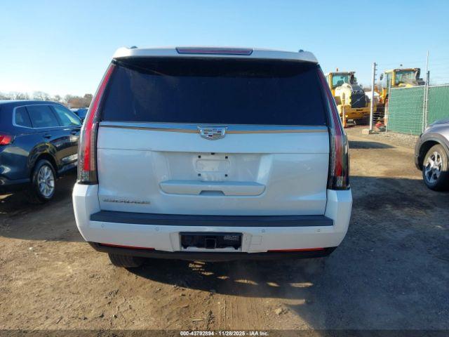 Cadillac Escalade Standard Image 16