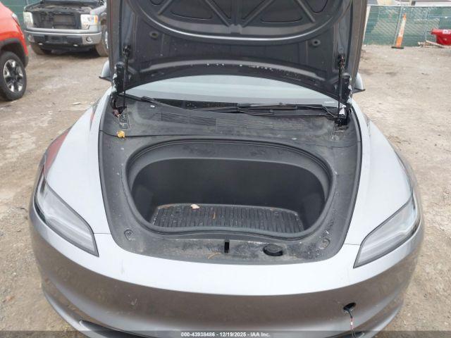 Tesla Model 3 Image 14