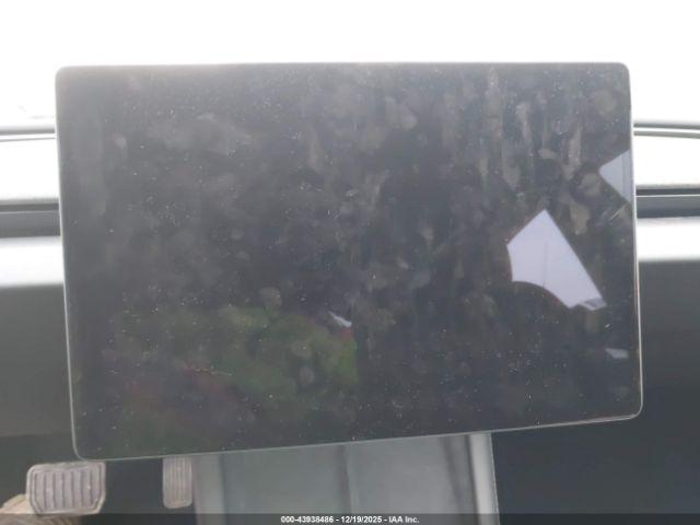 Tesla Model 3 Image 7