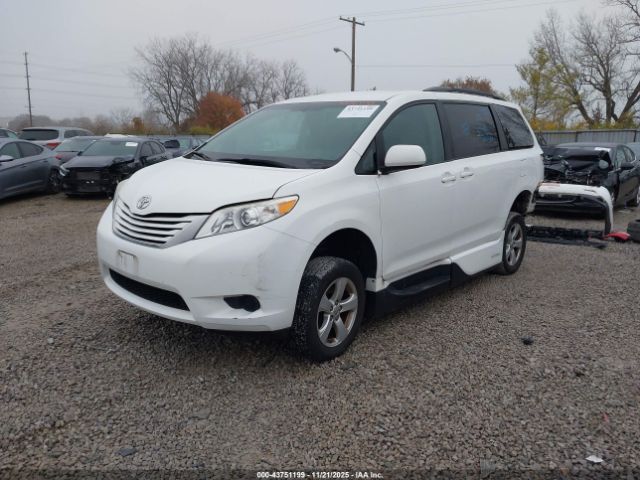 Toyota Sienna Le 8 Passenger Image 2