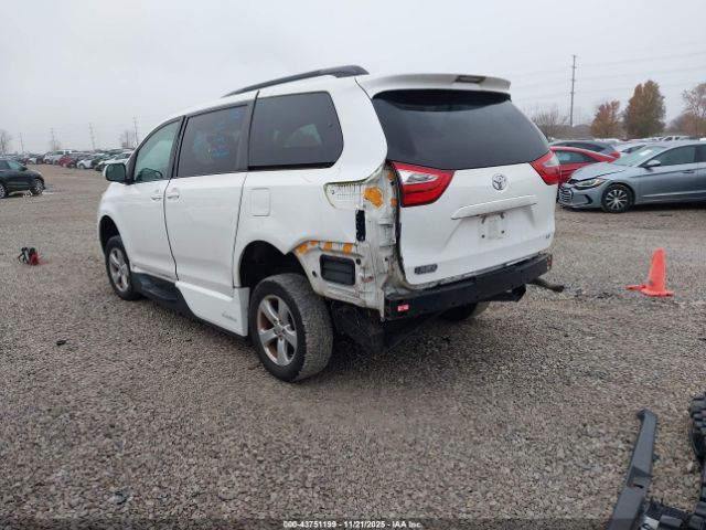 Toyota Sienna Le 8 Passenger Image 4