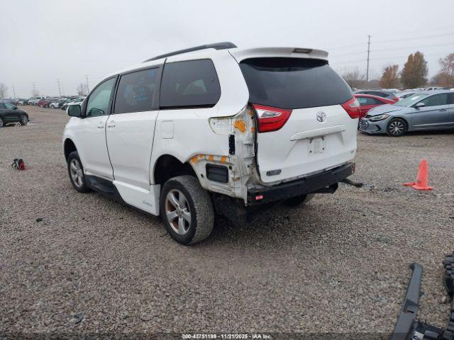 Toyota Sienna Le 8 Passenger Image 4