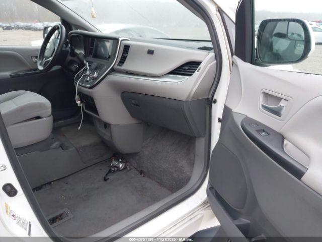 Toyota Sienna Le 8 Passenger Image 3