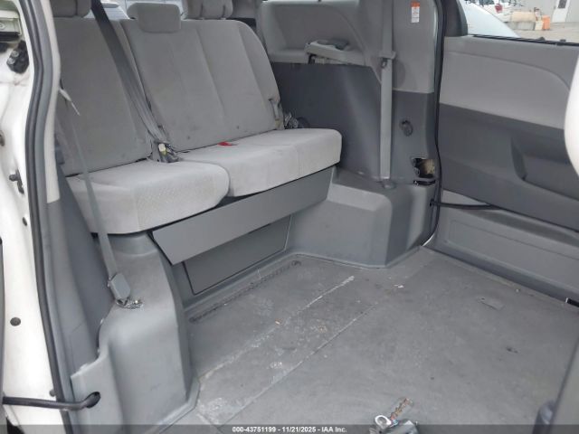 Toyota Sienna Le 8 Passenger Image 6