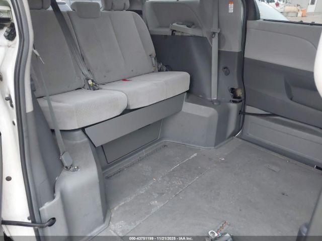 Toyota Sienna Le 8 Passenger Image 6