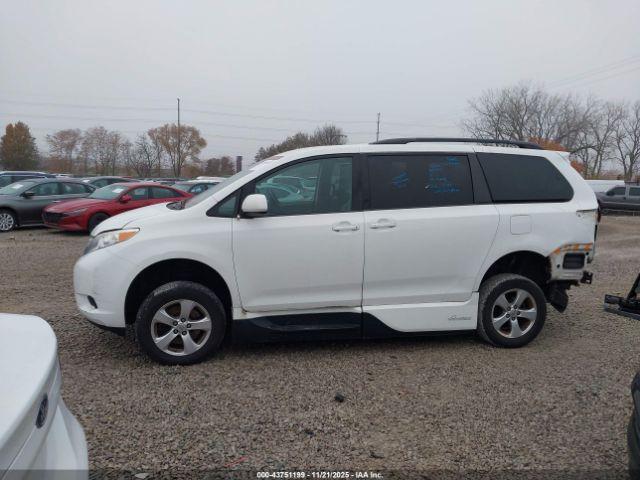 Toyota Sienna Le 8 Passenger Image 14