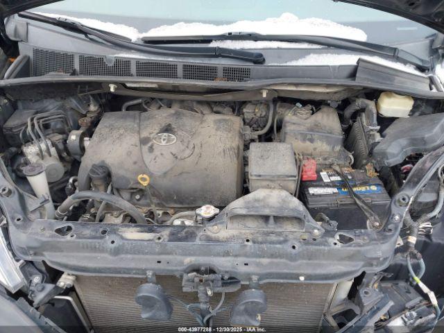 Toyota Sienna Xle Premium 8 Passenger Image 3