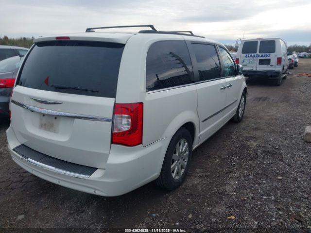 Chrysler Town & Country Touring-l Image 4