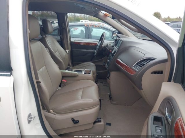 Chrysler Town & Country Touring-l Image 6