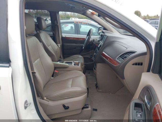 Chrysler Town & Country Touring-l Image 6