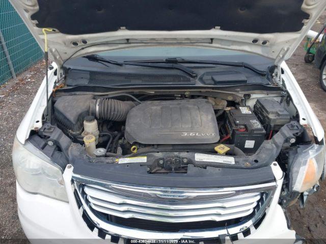 Chrysler Town & Country Touring-l Image 14