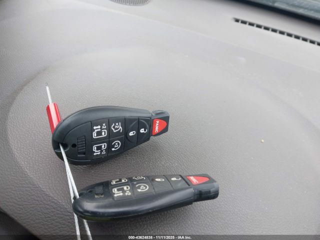 Chrysler Town & Country Touring-l Image 8