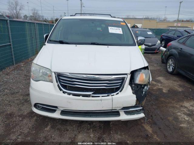 Chrysler Town & Country Touring-l Image 11