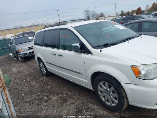 Chrysler Town & Country Touring-l Image 13