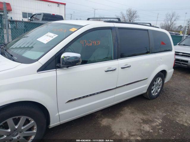 Chrysler Town & Country Touring-l Image 12