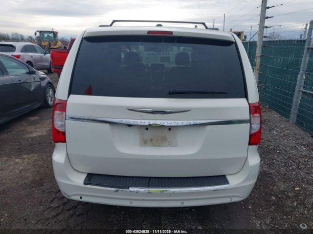 Chrysler Town & Country Touring-l Image 16