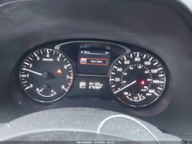 Nissan Pathfinder S Image 4