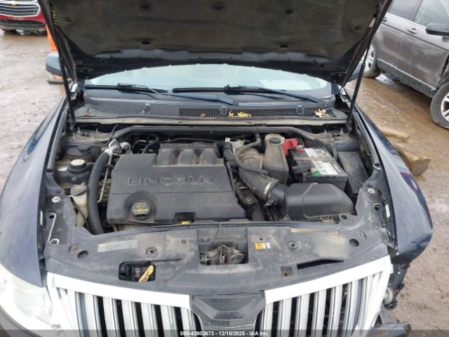 Lincoln MKS Image 16