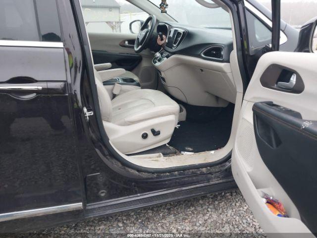 Chrysler Pacifica Touring-l Plus Image 5