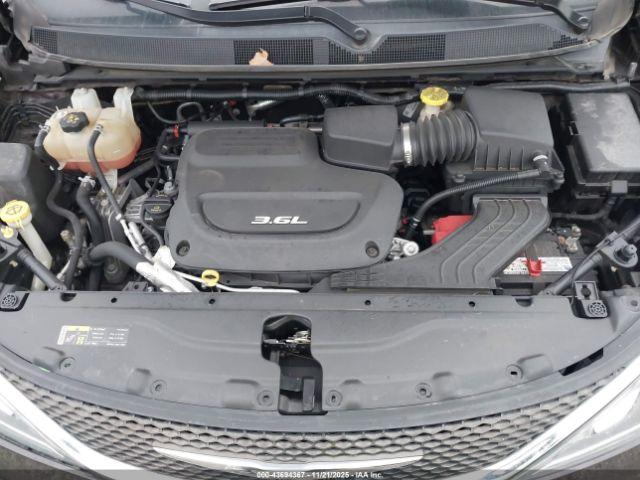 Chrysler Pacifica Touring-l Plus Image 14