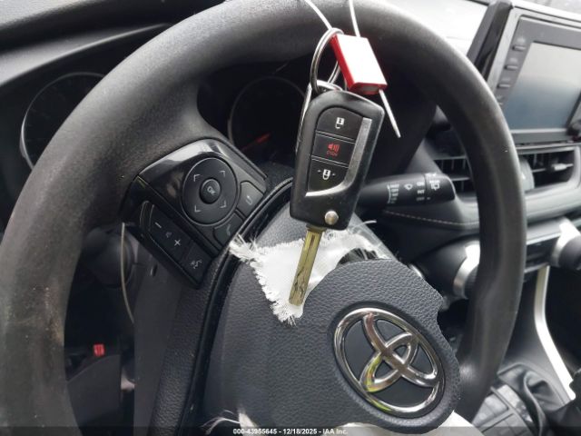 Toyota RAV4 Le Image 2