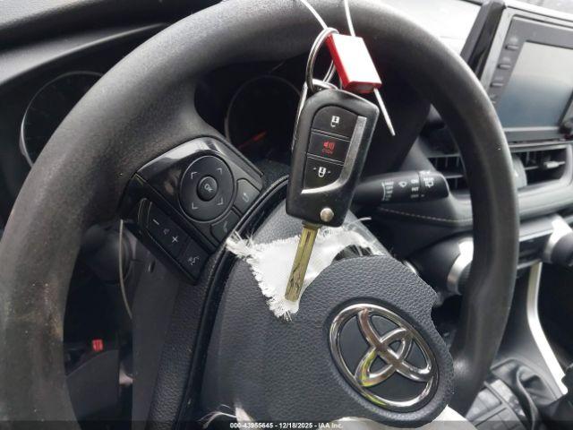 Toyota RAV4 Le Image 2